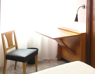 Mesa de pared plegable de madera.
