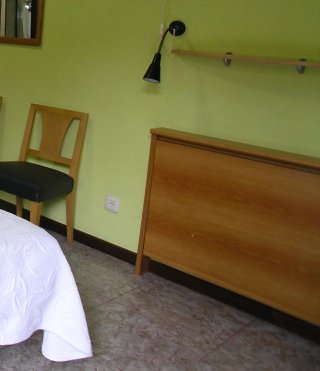 Mesa de pared plegable de madera.