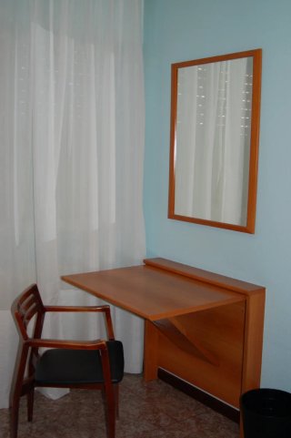 Mesa de pared plegable de madera.