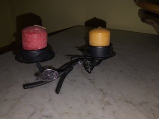 Candelabro de metal con velas