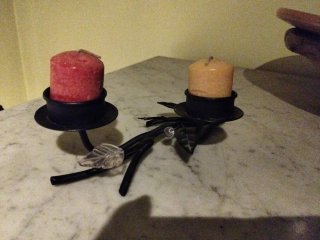 Candelabro de metal con velas