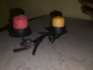 Candelabro de metal con velas