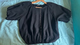 Blusa negra mujer tachas