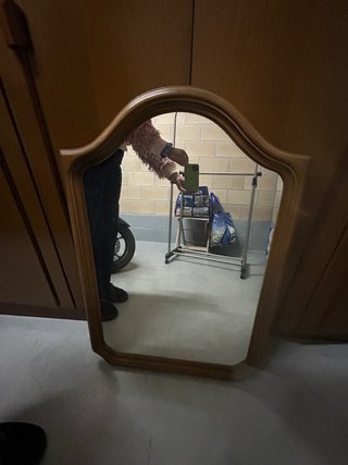 Espejo de madera con marco curvo