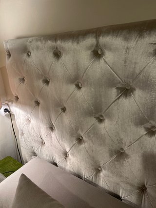 Cabecero de terciopelo beige/plateado