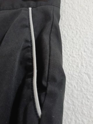 Pantalón corto negro con ribete blanco