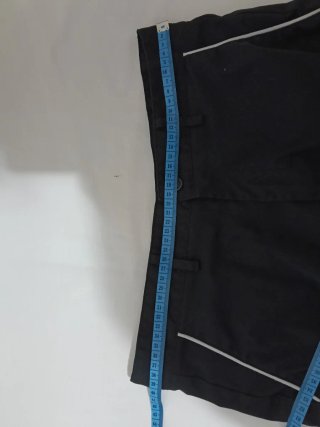 Pantalón corto negro con ribete blanco