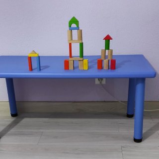 Mesa azul infantil guardería