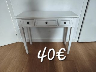 Mueble auxiliar blanco con cajones