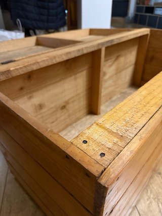 Baúl de madera con ruedas