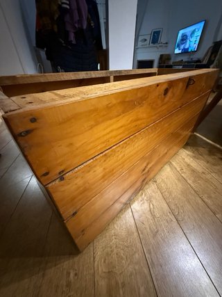 Baúl de madera con ruedas