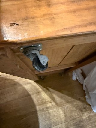 Baúl de madera con ruedas
