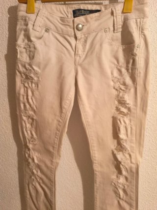 Pantalón blanco desgarrado skinny