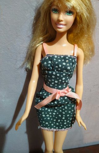 Bambola Barbie con vestito a pois