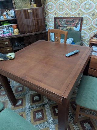 Mesa con 6 sillas de madera