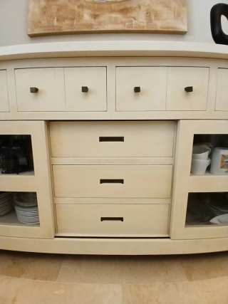 Aparador madera beige claro.