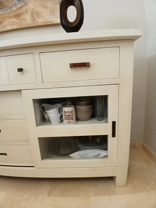 Aparador madera beige claro.