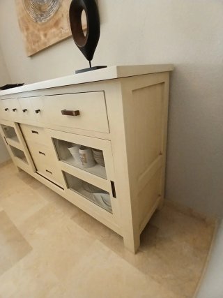 Aparador madera beige claro.