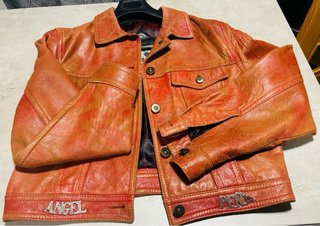 Cazadora de cuero roja efecto desgastado