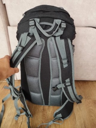 Mochila senderismo Izas negra y gris 35L