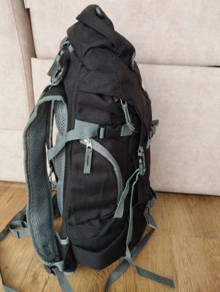Mochila senderismo Izas negra y gris 35L