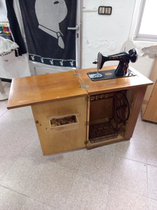 Máquina de coser antigua Alfa