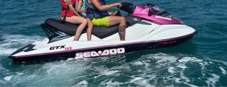 Moto de agua Sea-Doo GTX 155 rosa y blanca