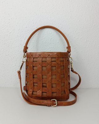 Bolso Cubo Marrón Trenzado Bandolera