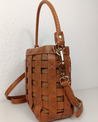 Bolso Cubo Marrón Trenzado Bandolera
