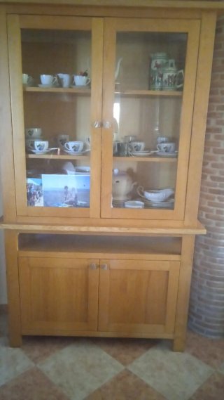 Vitrina de salón de madera y cristal