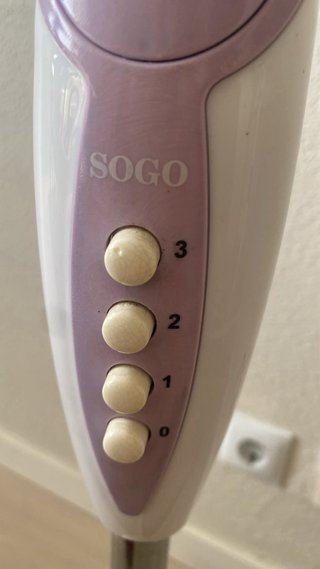 Ventilador de pie Sogo blanco y morado