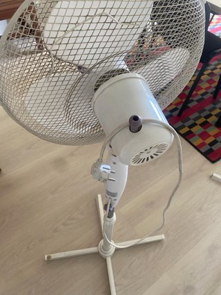 Ventilador de pie Sogo blanco y morado