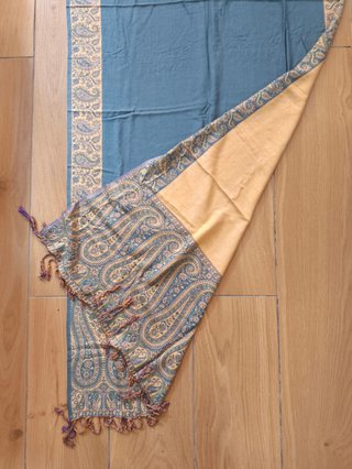 Pashmina en tonos azul y amarillo
