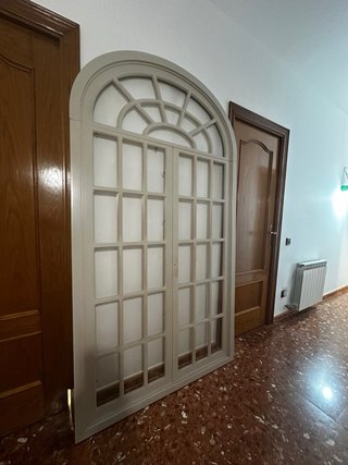 Ventana decorativa con arco superior 212 × 116 cm