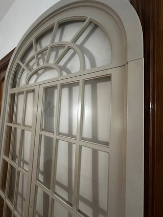 Ventana decorativa con arco superior 212 × 116 cm