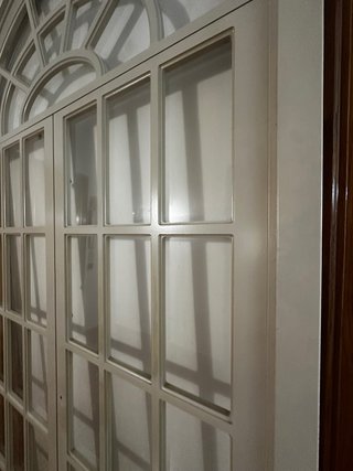 Ventana decorativa con arco superior 212 × 116 cm