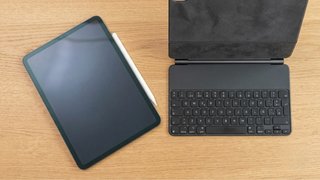 iPad Air A2588 con Penna e Custodia Tastiera