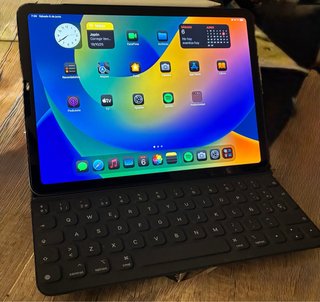 iPad Air A2588 con Penna e Custodia Tastiera