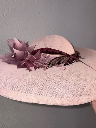 Pamela de fiesta rosa y plumas