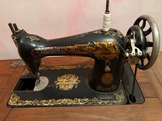 Máquina de coser Singer con mueble