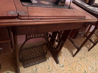 Máquina de coser Singer con mueble