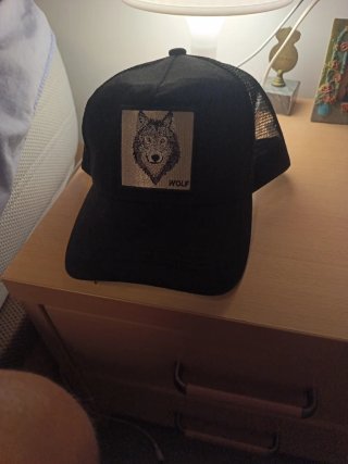 Gorra Negra con Diseño de Lobo