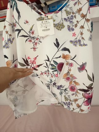 Blusa Stradivarius floral blanca