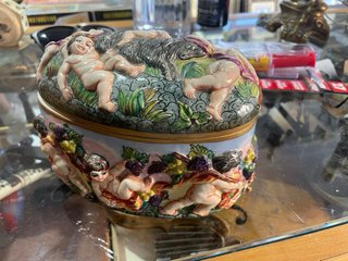 Caja de porcelana con querubines