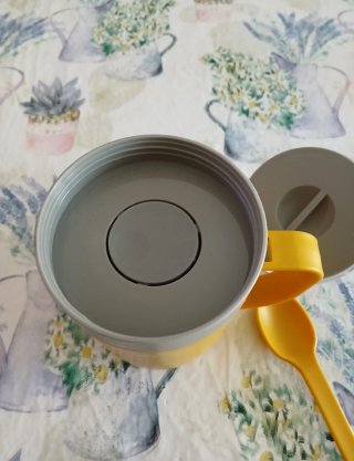 Bicchiere da viaggio giallo trasparente