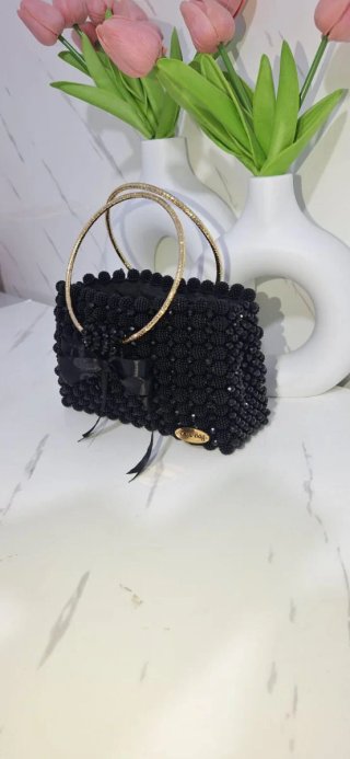 Bolso elegante de cuentas negras y detalles dorado