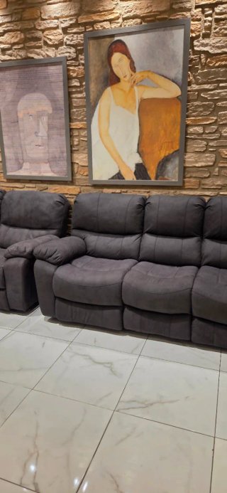 Sofá y sillón gris de tela