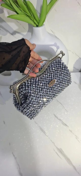 Bolso de mano plateado con acabado brillante
