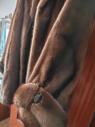 Abrigo de piel marrón. Alta moda en piel.