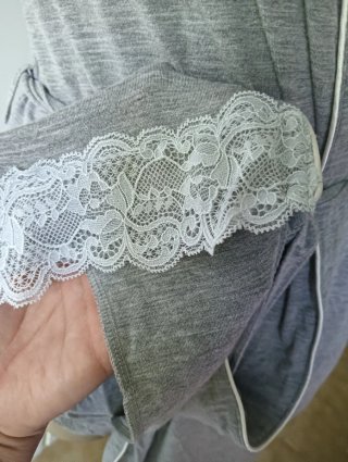 Vestaglia donna grigia con pizzo bianco